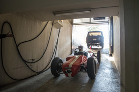 Umzug der Monteverdi-Sammlung von Binningen nach Luzern - ... und wird sorgfältig hochgezogen