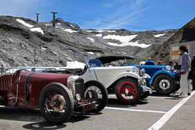 Unabsichtlich nach Baujahren sortiert: Amilcar C6 (1928), Singer 9 HP Sport Tourer (1933), Bugatti 57 Corsica (1934). Dahinter: die Seilbahn ins Sommerskigebiert oberhalb des Stelvio.