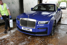 Unbedingt Handwäsche, keine Bürstenwaschanlage! Die Vögel in den Bäumen am Hotelparkplatz haben diesen Ghost über Nacht übel zugerichtet. Hier wird alles wieder sauber gemacht