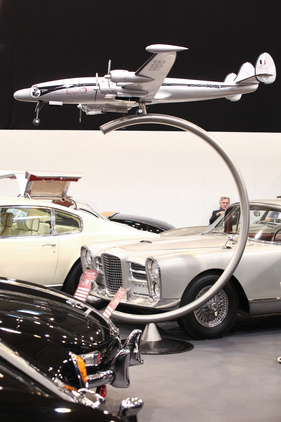 Und dann kann man natürlich auch einmal ein Flugzeug aufstellen - gesehen an der Techno Classica 2016