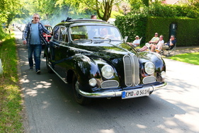 Und dieser schöne BMW Barockengel mochte die Hitze gar nicht mehr, da musste er geschoben werden. – Bockhorner Oldtimermarkt 2025