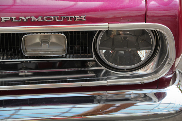 Und fast schon ein böser Blick beim Plymouth Barracuda - 3. Youngtimer- und Classictreffen Pratteln am 15. Juli 2018