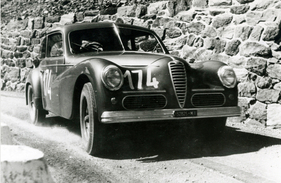 Und hier nochmals als Nahaufnahme: Giancarlo Cornaggia-Medici auf Alfa Romeo 6C 2500 Serie IV bei der Stella Alpina am Stilfser Joch 1951.