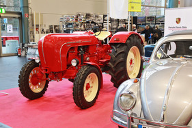 Und natürlich darf der Porsche-Traktor nicht fehlen, schliesslich fuhr man bei Porsche damals schon mit Diesel (Bremen Classic Motorshow 2018)