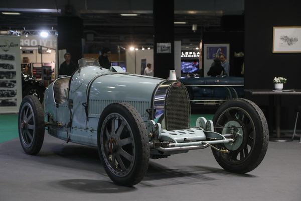 Und noch ein Achtzylinder-Bugatti-Rennwagen, diesmal mit Kaffeebecher als Kühlerabdeckung - Rétromobile Paris 2024