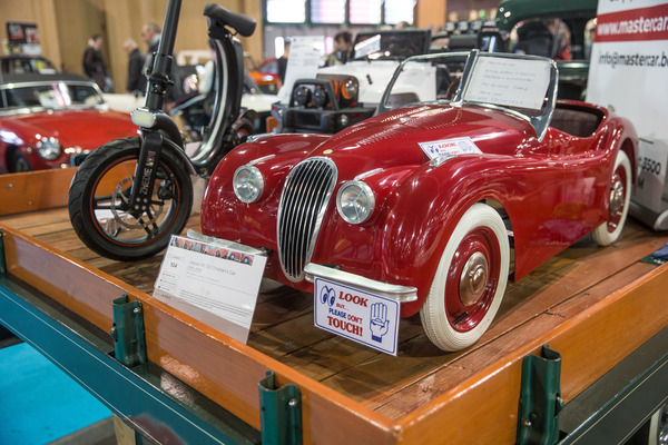 Und noch ein Auto für den Nachwuchs, dieses Mal in Form eines Jaguar XK 120 - Rétromobile Paris 2020