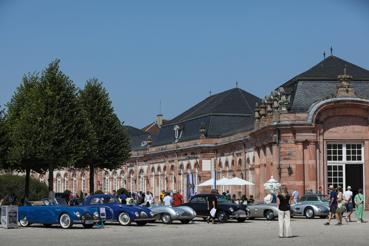Und noch ein Blick auf die Veritas Sport- und Rennwagen vor dem Schloss - 20. ASC Classic-Gala Schwetzingen 2024