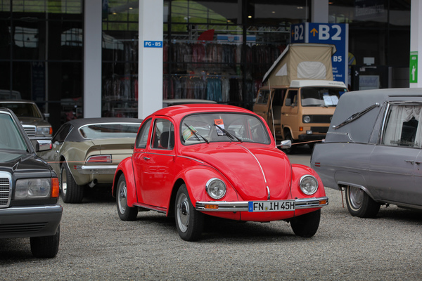 Und nochmals ein VW Käfer auf dem Besucherparkplatz - Motorworld Classics Bodensee 2019