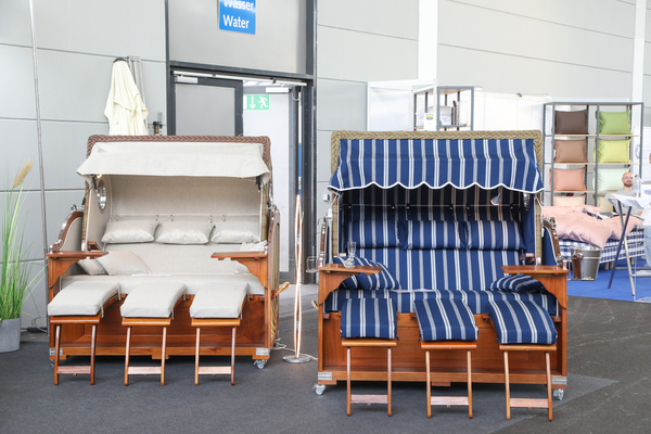 Und wenn's denn kein Doppelbett sein soll, warum nicht ein Dreifach-Strandkorb? - Klassikwelt Bodensee 2023