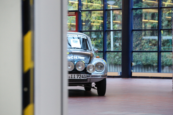 Und wer guckt hier um die Ecke? Ein ganz besonderer Käfer ... - Motorworld Classics Berlin 2019