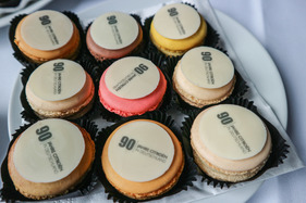 Und wie es sich für ein französisches Unternehmen gehört, natürlich auch Macarons mit passender Aufschrift