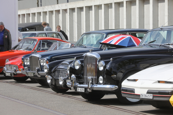 Und wieder Senkrechte gegen Waagrechte, diesmal bei den Streben im Kühlergrill – Older Classics Mai 2024