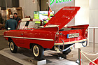 Und zurück auf Rot - aus norddeutscher Produktion für den US-Markt - Freizeit-Schwimmwagen Amphicar 770 mit Triumph-Herald-Vierzylinder im Heck (Bremen Classic Motorshow 2018)