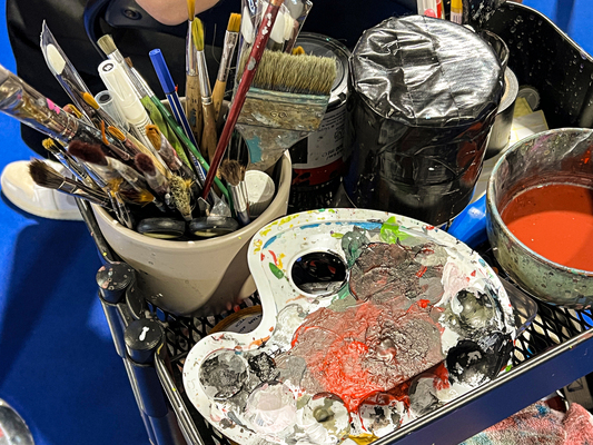 Ungewöhnliche Messe-Utensilien: Malerwerkzeug des jungen Autoart-Künstlers Hendrik Schmeer.