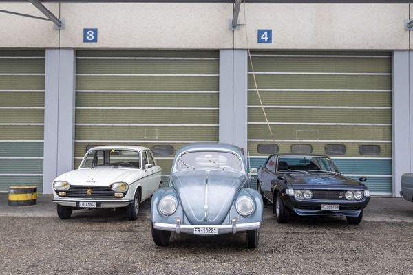 Ungleiches Trio: Peugeot 204, VW 1200 und Toyota Celica – Swiss RetroMecanika 2023