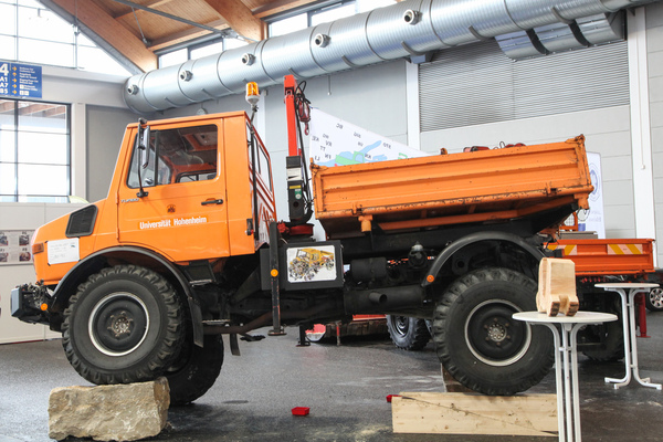Unimog 424 126 U1250 (1987) - mit Ladekran bis zwei Tonnen - Motorworld Classics Bodensee 2022