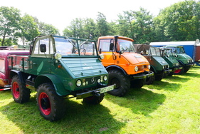 Unimog-Parade: Hier sind drei Universal-Motor-Geräte der Baureihe 411 zu sehen und zwei der Baureihe 406. – Bockhorner Oldtimermarkt 2025