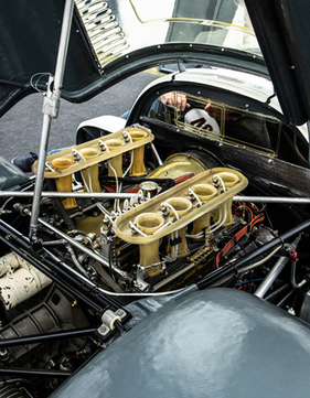 Unlackierte GFK-Ansaugstutzen im Motorraum des Porsche 908 Langheck – Goodwood Festival of Speed 2023