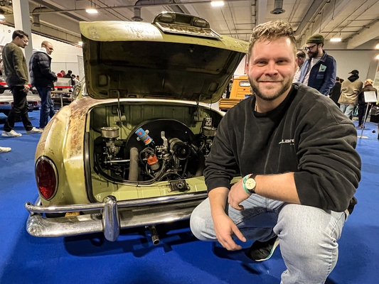 Unter Haube fast ganz bürgerlich: Im Maschinenabteil bietet der Karmann-Klassiker von Tieferlegungs-Profi Robert Redlich kaum Überraschungen.