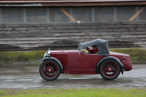 Unter dem Dach wird es im kleinen MG Sportwagen noch enger als sonst - OSMT Zug im September 2017
