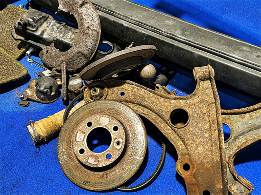 Unter den Augen zahlenden Publikums gegen Neuware ersetzt: ausrangierte Golf-II-Teile der Live-Renovierung.