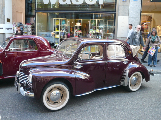 Unter den Kleinwagen bestach dieser als Cabriolimousine karossierte Renault 4 CV („Renault-Heck“) von 1950 - RAID Concours d'Elégance in Basel am 27. August 2014