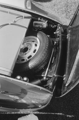 Unter der Fronthaube des Carrera GTS finden sich neben Benzintank und Reserverad auch das Bordwerkzeug sowie die Bremsflüssigkeits-Behälter