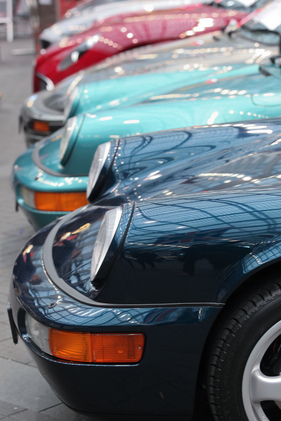 Unter die Porsche 911 Varianten in interessanten Farben hat sich auch ein Alfa Romeo 8C geschlichen - gesehen an der Techno Classica 2016 Unter die Porsche 911 Varianten in interessanten Farben hat sich auch ein Alfa Romeo 8C geschlichen - gesehen an der Techno Classica 2016