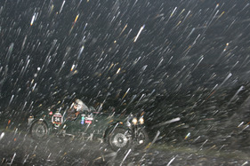Unter diesen Umständen bleibt kaum ein Roadbook trocken. Stoppuhren sind schwer zu lesen und der Fahrer bekommt auch seine liebe Mühe den Strassenverlauf zu orten