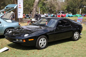 Unter ferner liefen rangierten die arg überschaubaren 928 – hier in Form eines sehr frühen Vertreters von Ende 1977, der auf höchst raren, etwas fipsig anmutenden 15-Zoll-Wählscheibenrädern steht.