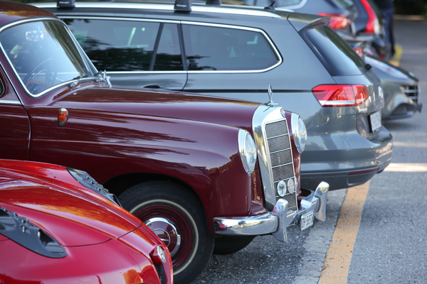 Unterschiedlicher Stil - Mercedes-Benz Ponton-Limousine zwischen modernen Autos - Dolder Classics September 2018