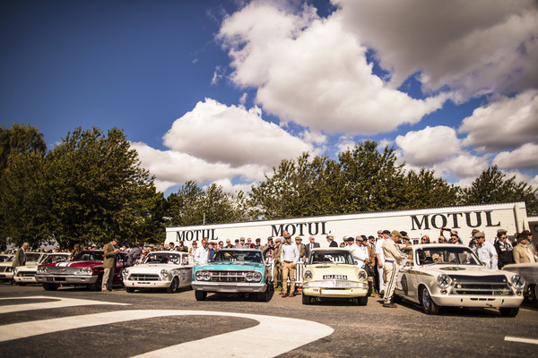Unterschiedlichste Fahrzeuge bei Vorstart zum Rennen um die St. Mary's Trophy -Goodwood Revival 2018