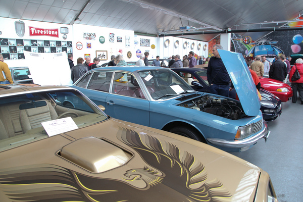 Unterschiedlichste Fahrzeugkonzepte, ob grossvolumiger V8, Wankelmotor oder italenisches Heissblut - Versteigerung Oldtimer Galerie in Toffen am 26. November 2016