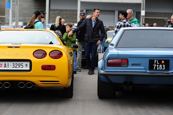 Image: Different in shape and color, but the same in essence: large V8 at the front and very wide tires at the rear - Oldtimermesse St. Gallen 2023