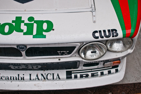 Unverkennerbare Front, egal aus welcher Perspektive. Hier vom Original-Lancia Rally 037 der Rallye Monte Carlo 1984 mit Miki Biasion – Eifel Rallye Festival 2013