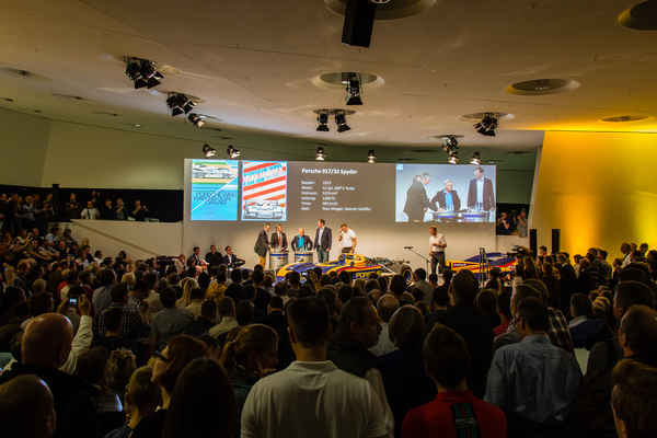 Bild Unzählige Zuschauer hören Mezger und Schäffer beim Erzählen über den Porsche 917/30 Spyder (1973) - an der Porsche Sound Nacht 2014