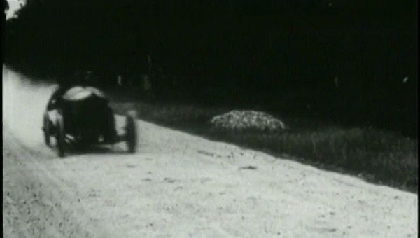 Uralte Aufnahme von Le Mans in den 30er Jahren - hier die lange Gerade Hunaudières zu sehen - Standbild aus dem Film The Snake and the Stallion