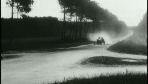 Uralte Aufnahmen von Le Mans in den 30er Jahren - hier Mulsanne - Standbild aus dem Film The Snake and the Stallion