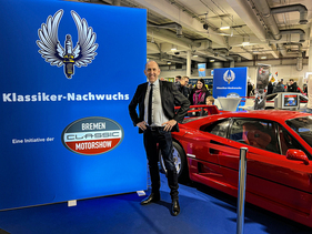 Urheber und Taktgeber der Initiative Klassiker-Nachwuchs: Frank Ruge, seit 2002 Projektleiter der Bremen Classic Motorshow – Deutschlands freundlich-gelassener Oldtimer-Messe, wie Aussteller und Besucher häufig betonen Urheber und Taktgeber der Initiative Klassiker-Nachwuchs: Frank Ruge, seit 2002 Projektleiter der Bremen Classic Motorshow – Deutschlands freundlich-gelassener Oldtimer-Messe, wie Aussteller und Besucher häufig betonen