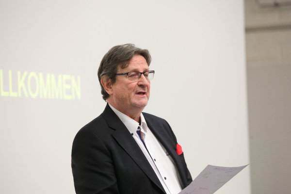 Image: Urs P. Ramseier at the introductory speech - Swiss Classic Awards 2020 handover at the "autobau erlebniswelt" in Romanshorn