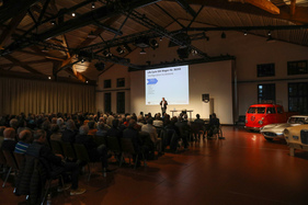 Urs P. Ramseier konnte rund 150 Teilnehmer begrüssen – Swiss Car Register Infoabend 2025 Urs P. Ramseier konnte rund 150 Teilnehmer begrüssen – Swiss Car Register Infoabend 2025