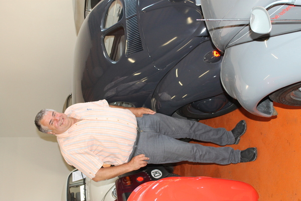 Bild: Urs Weibel und seine Oldtimersammlung