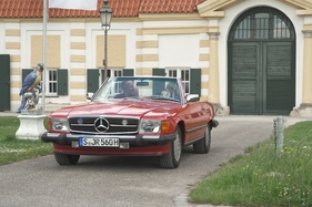 Uschi Glas am Lenkrad des Mercedes-Benz 560 SL, auf dem Beifahrersitz Thorsten Link