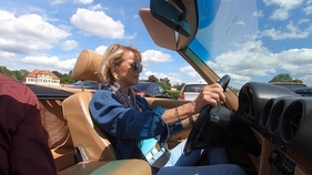 Uschi Glas am Steuer des Mercedes-Benz 560 SL unterwegs in München