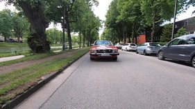 Uschi Glas am Steuer des Mercedes-Benz 560 SL unterwegs in München