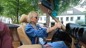Uschi Glas am Steuer des Mercedes-Benz 560 SL