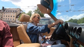 Uschi Glas am Steuer des Mercedes-Benz 560 SL