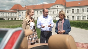 Uschi-Glas lässt sich von den beiden R107-Besitzern die Autos erklären