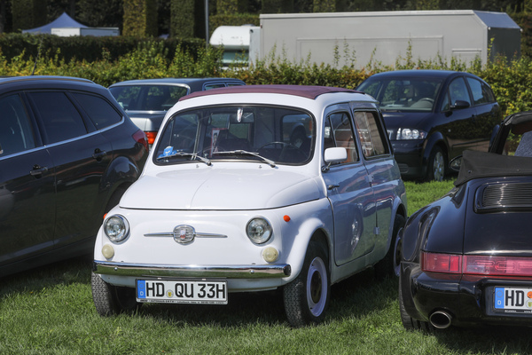 VIP-Parkplatz mit Fiat 500 als Kombi - 19. ASC Classic-Gala Schwetzingen 2023