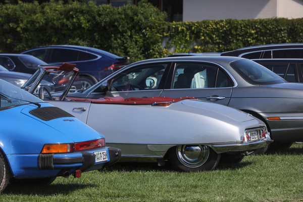 VIP-Parkplatz mit Porsche 911 und Citroën DS Décapotable - 19. ASC Classic-Gala Schwetzingen 2023